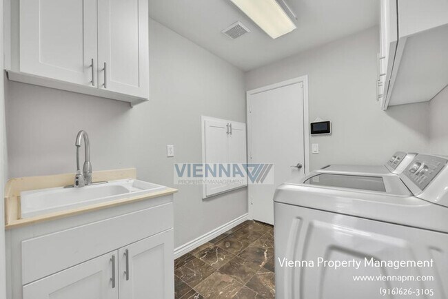 Building Photo - 2826 Club Dr