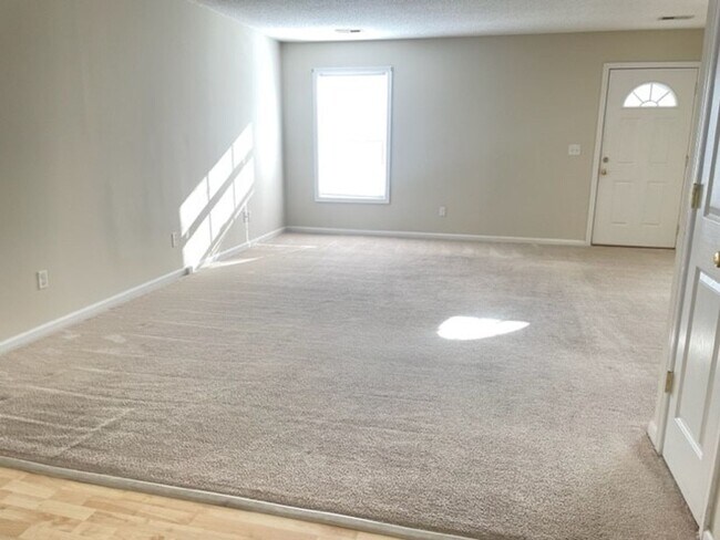 Building Photo - COMING SOON 3 BEDS/2 BATHS!