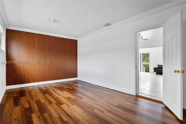 Building Photo - 580 Lee Dr