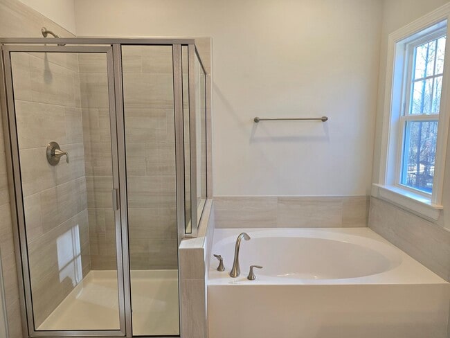 Building Photo - Brand New 5 Bedroom 3 Bathroom Single Fami...