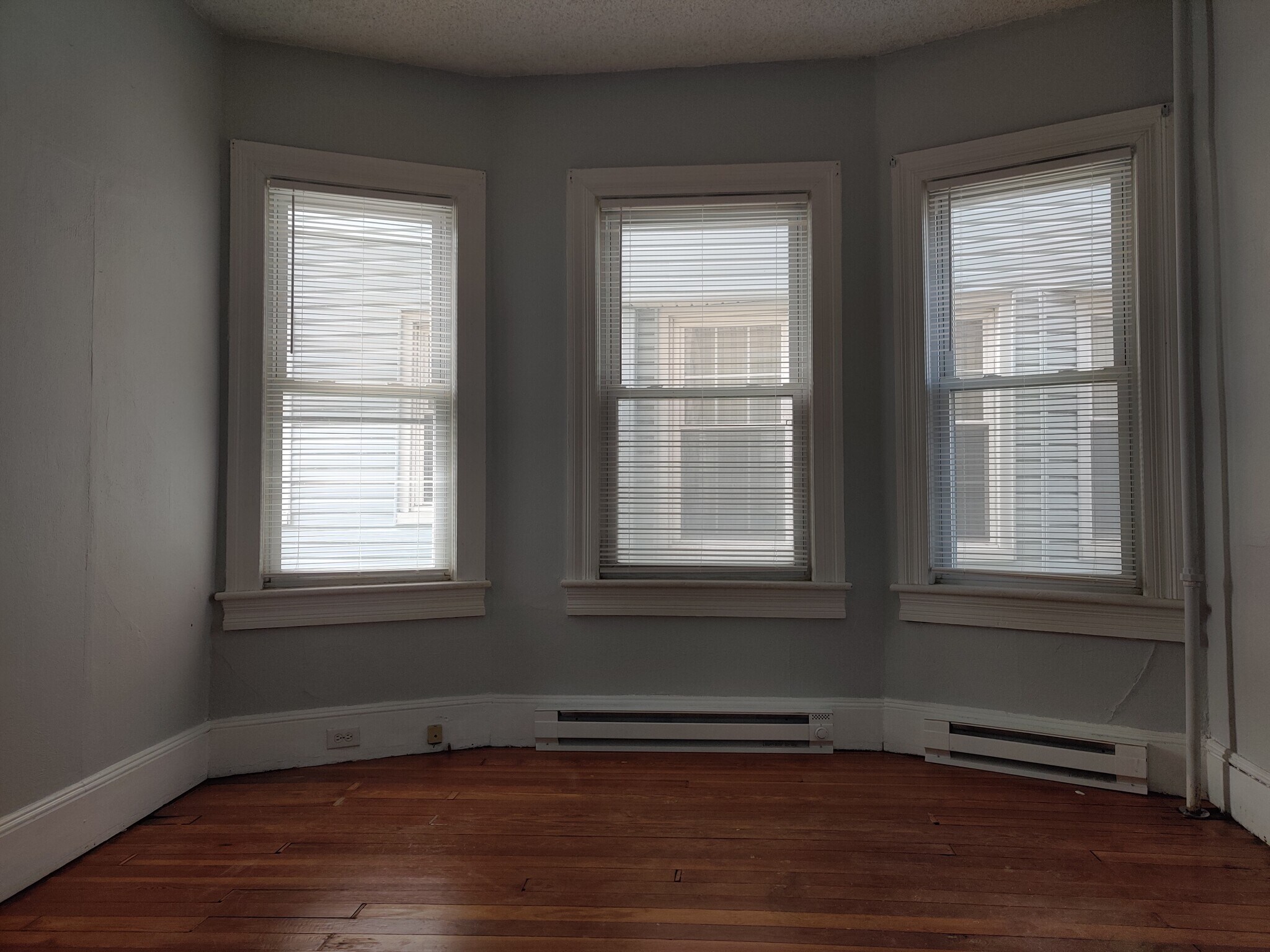 Building Photo - 915 W Elm St