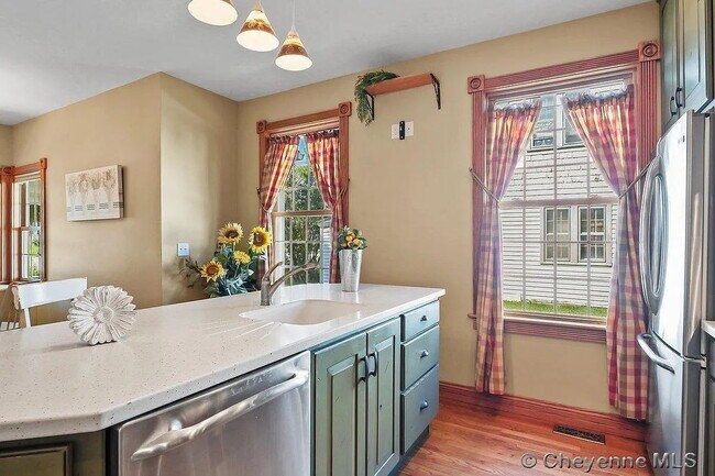 Building Photo - Charming Three Bedroom Home!