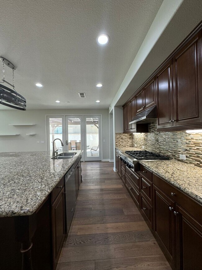 Building Photo - Modern 5 Bed, 4.5 Bath Home in Tustin Legacy