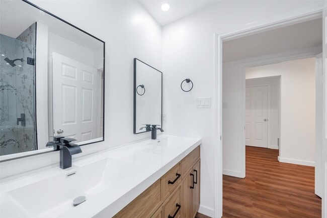 Building Photo - 11703 N Perry Ave