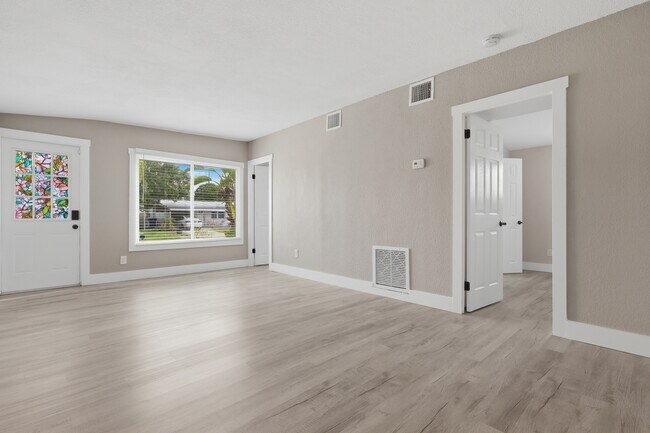 Building Photo - 10568 117 Dr N