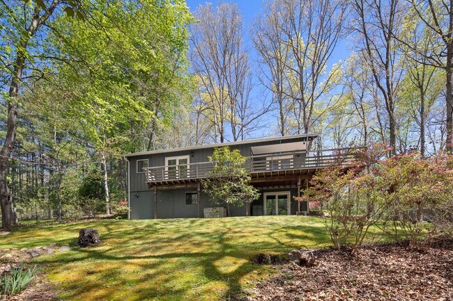 Building Photo - Lovely Home - Beautiful Wooded Setting