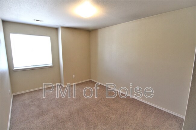 Building Photo - 1031 E Iowa Ave