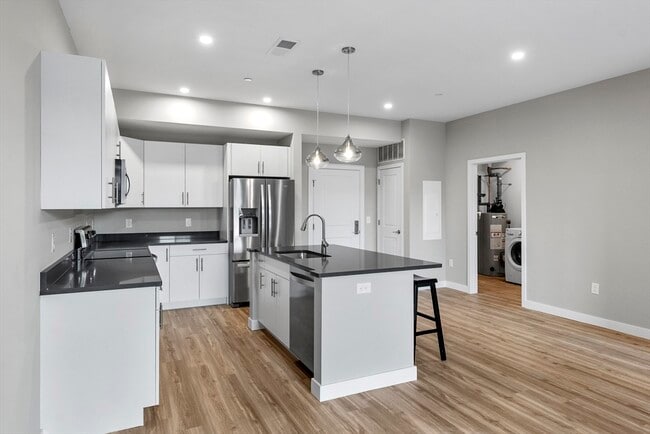 Building Photo - 999 Main St