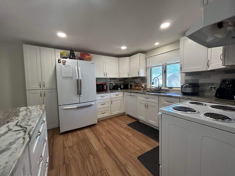 Building Photo - 61 Oakley Ln