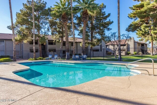 Building Photo - 533 W Guadalupe Rd