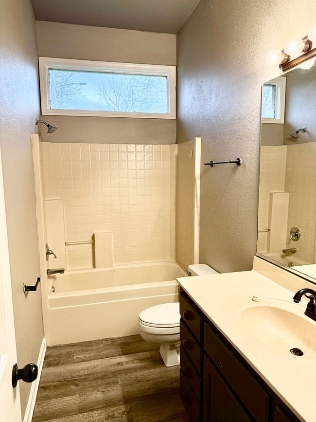 Building Photo - 3 Bed / 2 Bath in Jonesboro Available Now!