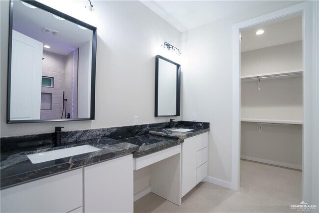 Building Photo - 16 Garman St