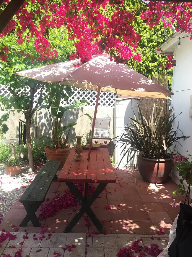 Building Photo - 2821 Greenfield Ave