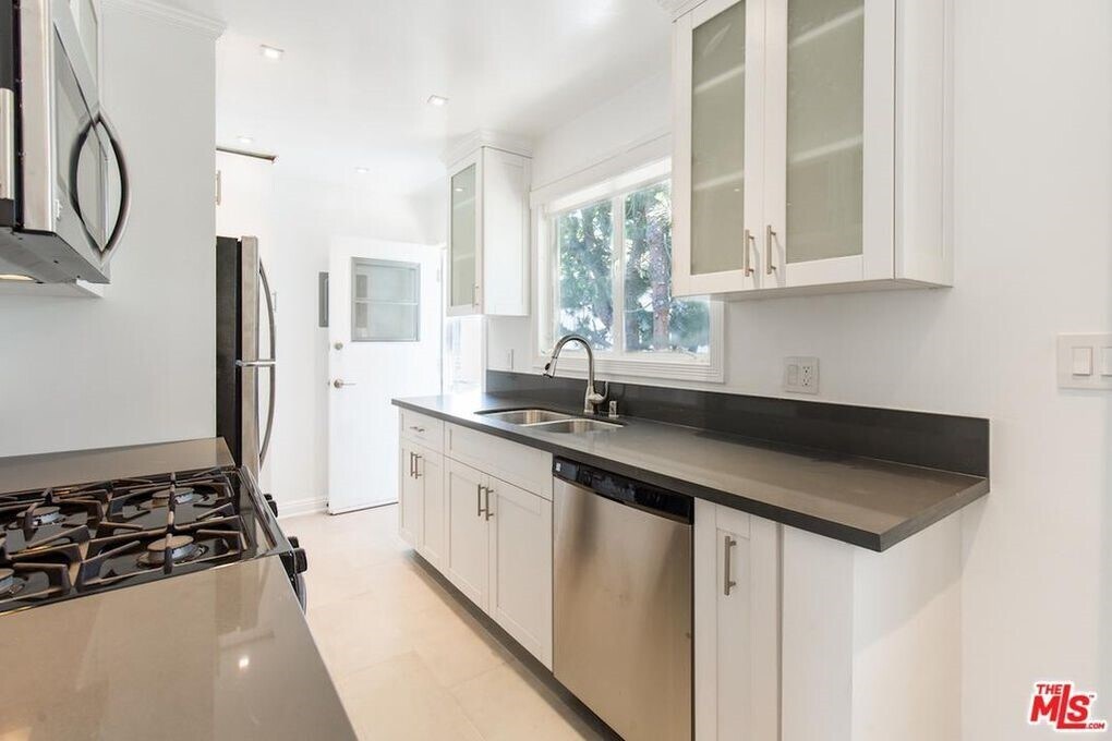 Building Photo - 140 San Vicente Blvd