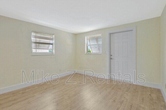 Building Photo - 3069 Woodside Ave