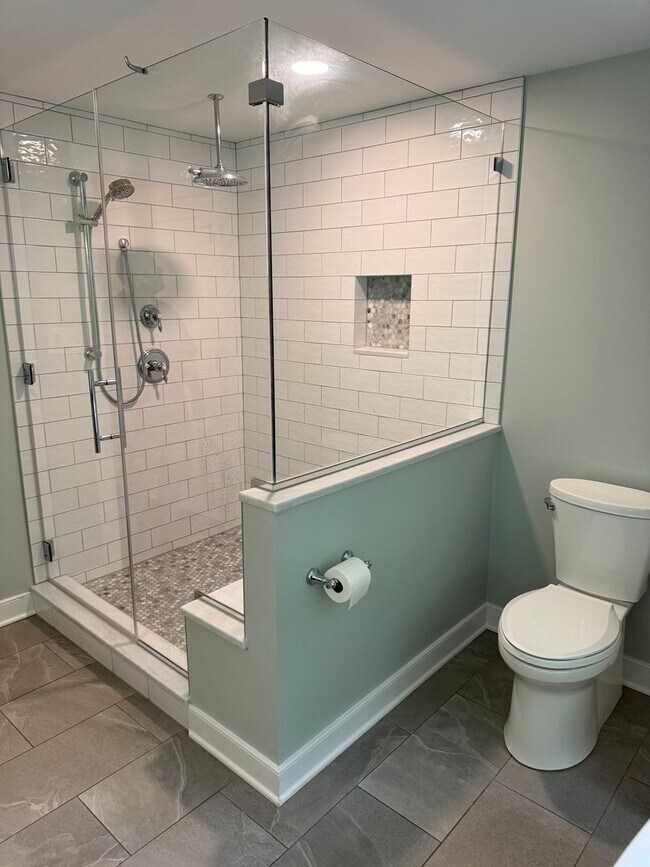 Building Photo - Beautifully updated THREE BEDROOM - Southe...