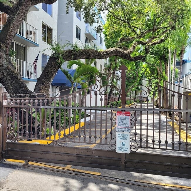 Building Photo - 1720 NW N River Dr