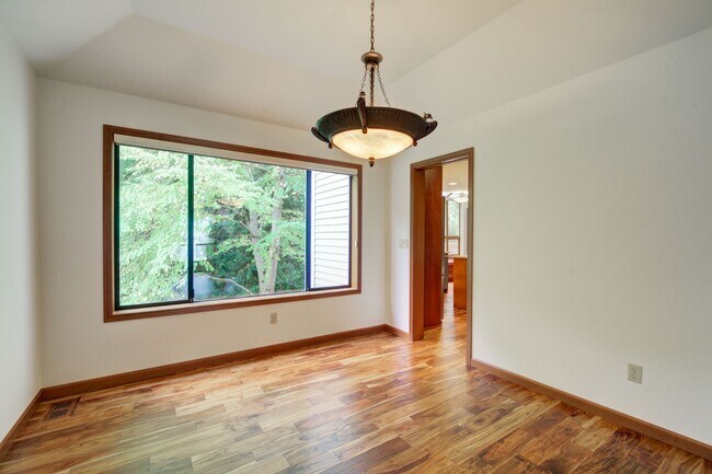 Building Photo - 5bd/3.5ba Bellevue Home