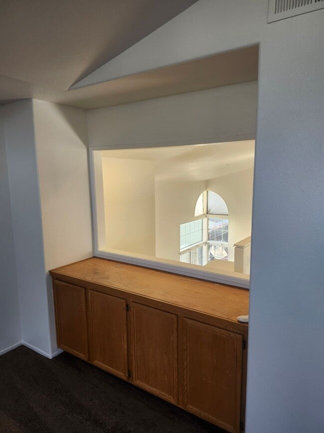 Building Photo - Spacious 4-Bedroom Home in a Prime Location