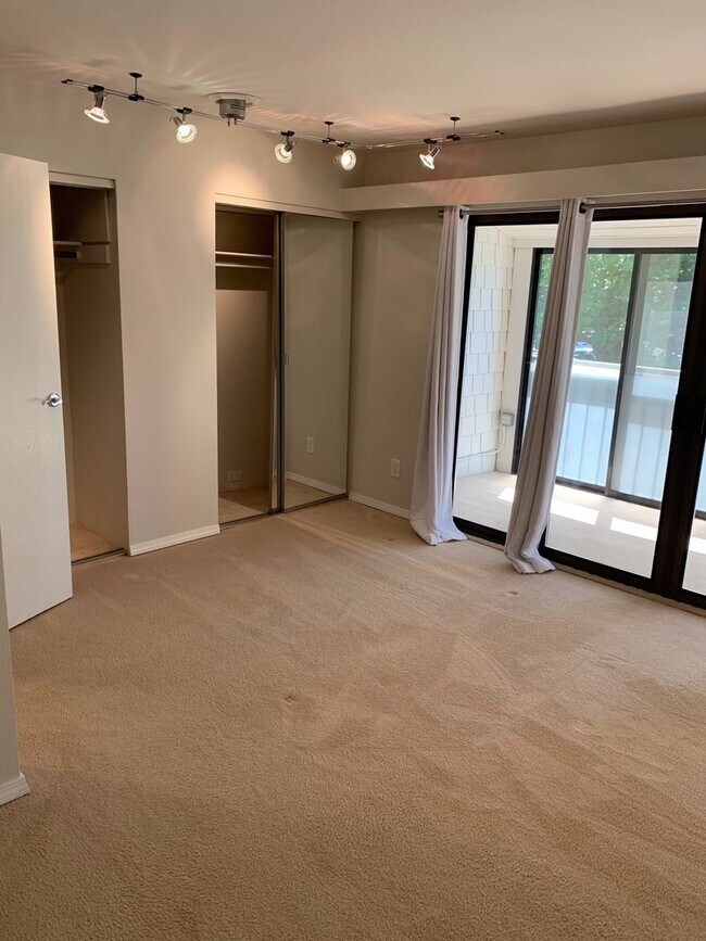 Building Photo - LakeView, Mount lake terrace - 2 bed 1.5 b...