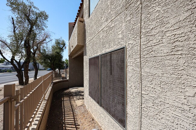 Building Photo - Centrally located and affordable in Woodlake Condominiums