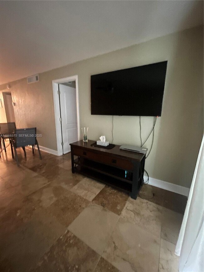 Building Photo - 410 SE 2nd St