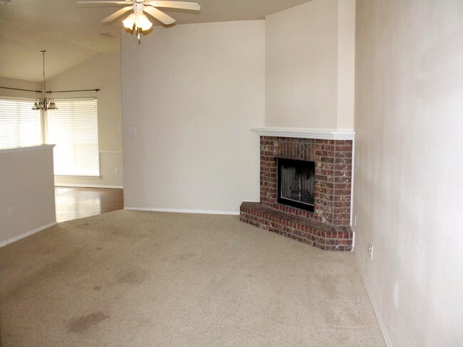 Building Photo - House Located Between 34th & Milwaukee & Minutes From W. Loop 289 Access!