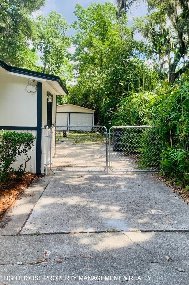 Building Photo - Cozy 3 Bed/1.5 Bath Home with Detached Gar...