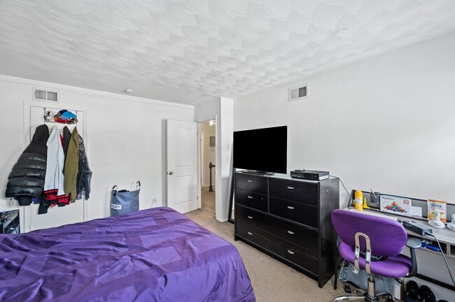 Building Photo - 4399 Hialeah Dr