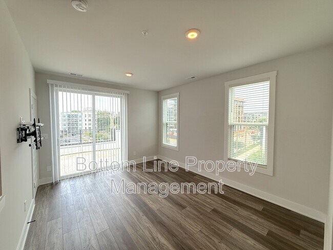 Building Photo - 607 W Tremont Ave