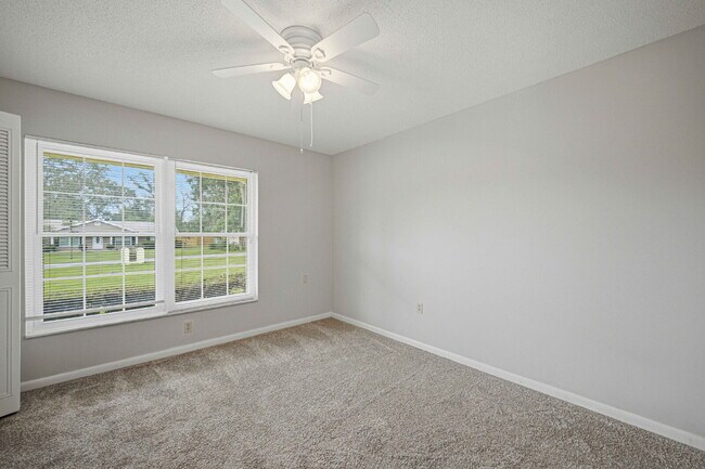 Building Photo - ???? Spacious 3-Bedroom Rental on .39 Acres in Desirable SE Ocala!