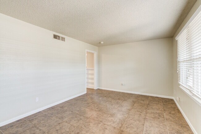 Building Photo - Spacious 3/2 in Central Lubbock!