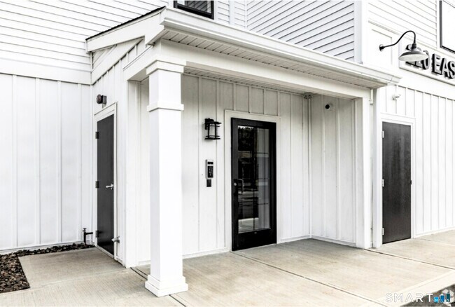 Building Photo - 220 E Rd