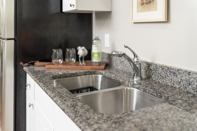 Building Photo - 3 Bedroom Flat, End unit Apartment - Available at Woodlands with $500 deposit. Ask your leasing a...