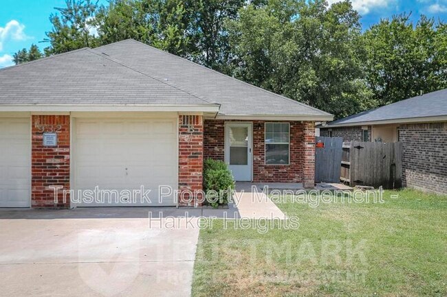 Building Photo - 932 Maplewood Dr