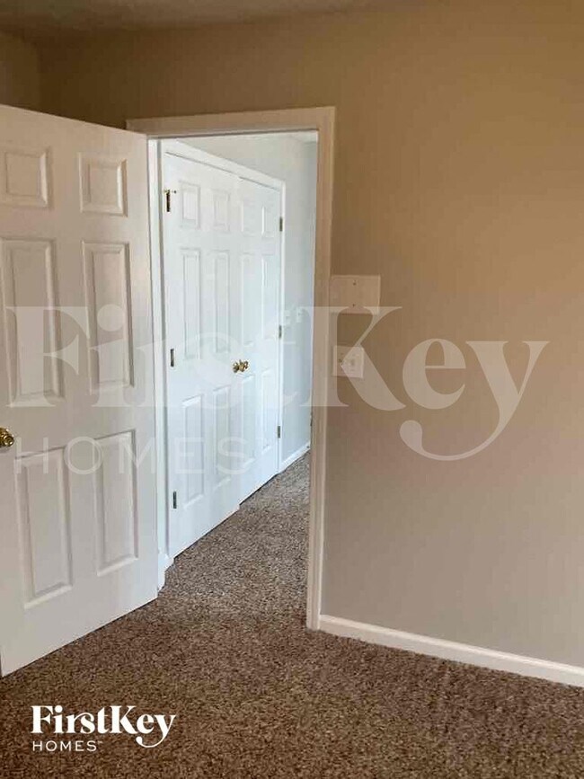 Building Photo - 2631 S Hills