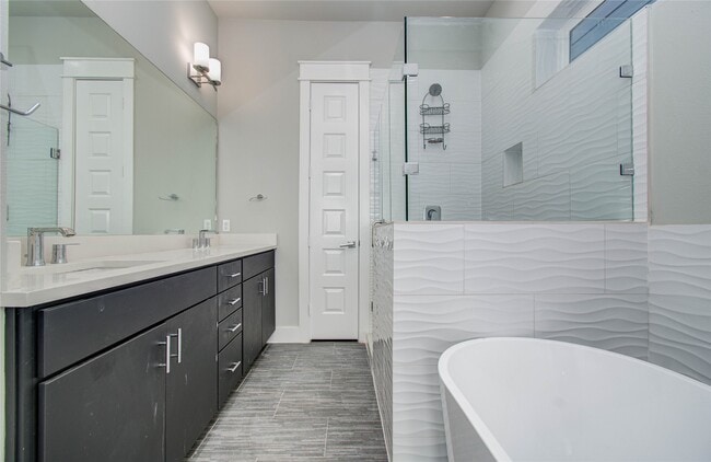 Building Photo - 2116 Naomi St