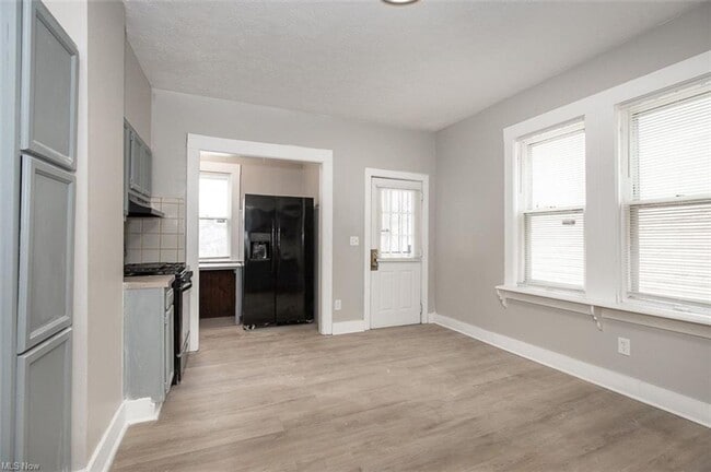 Building Photo - 5614 Drake Ave