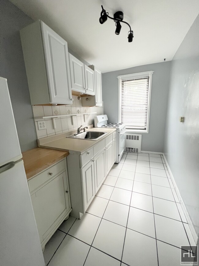 Building Photo - Large Studio with Separate Kitchen and 2  ...