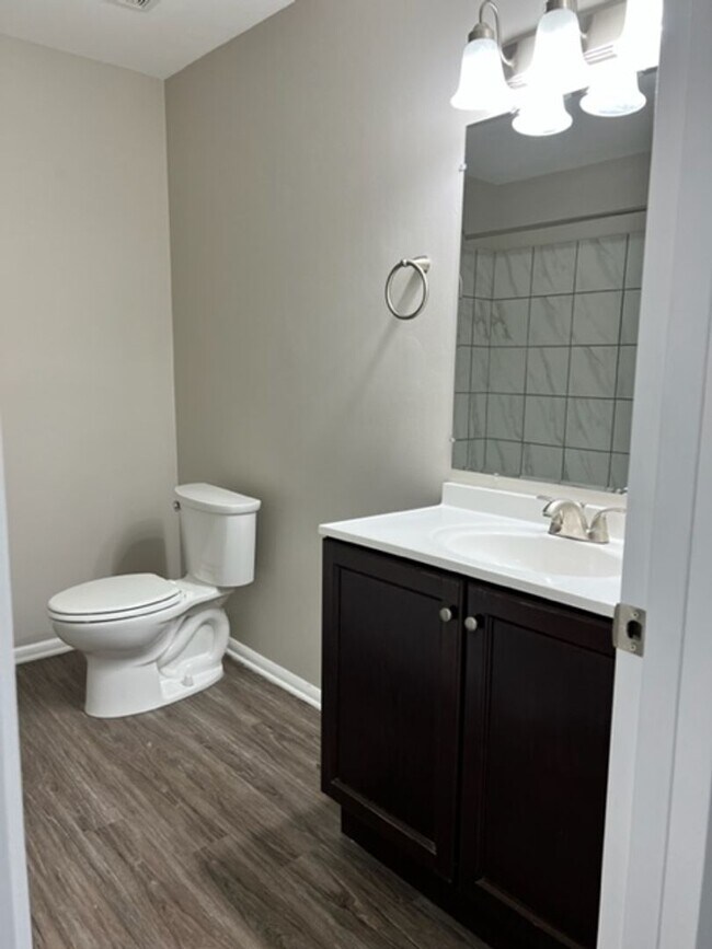 Building Photo - Spacious 2-Bedroom Apartment for Rent in C...