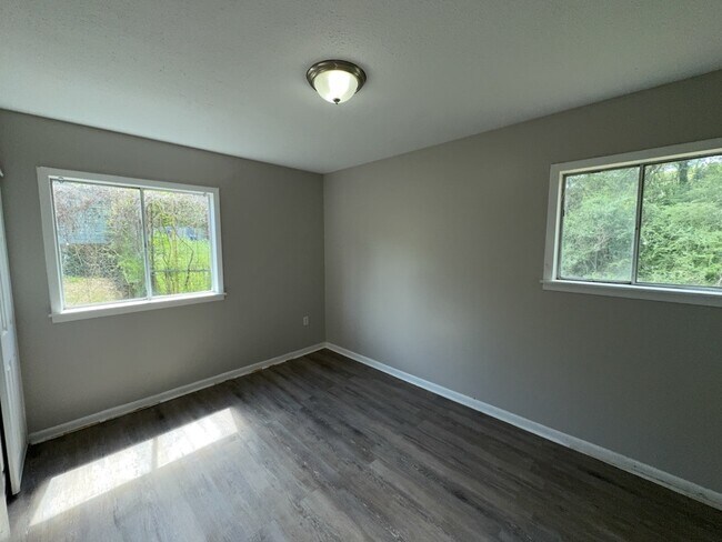 Building Photo - 3341 Suncrest Dr