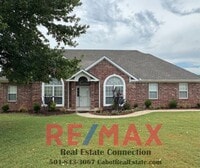 Building Photo - 4 Bedroom/2 Bath Plus Office