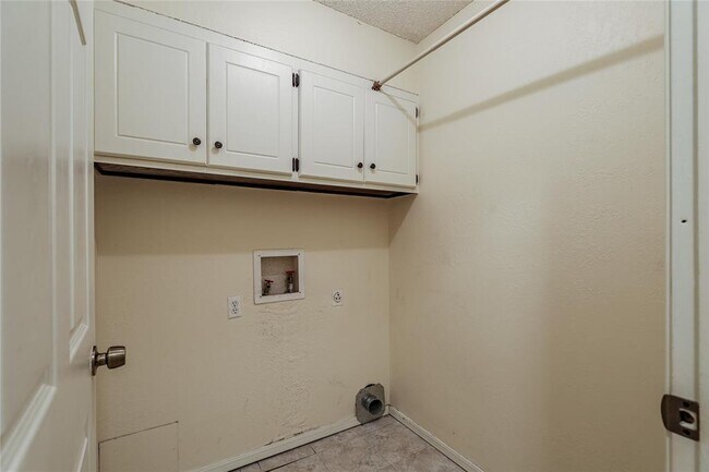 Building Photo - 841 N Robinson Ave