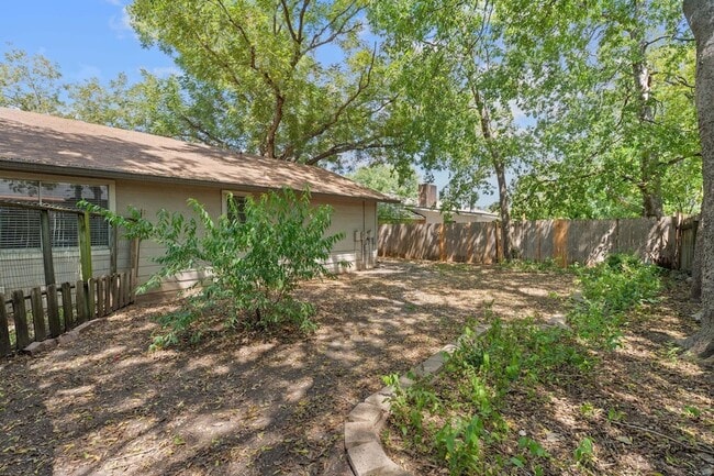 Building Photo - 10103 Woodland Village Dr