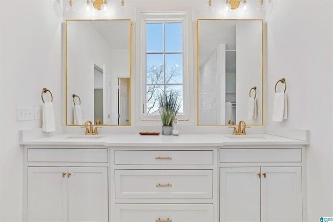 Building Photo - Luxurious 3-Bed Townhouse on Red Mountain