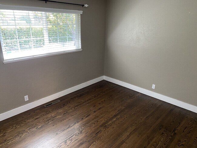 Building Photo - Charming 3 bdrm / 2 bath Home, Minutes fro...
