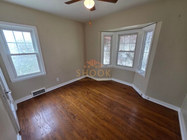 Building Photo - UNIQUE AND COZY 3 BR + BONUS ROOM HOME