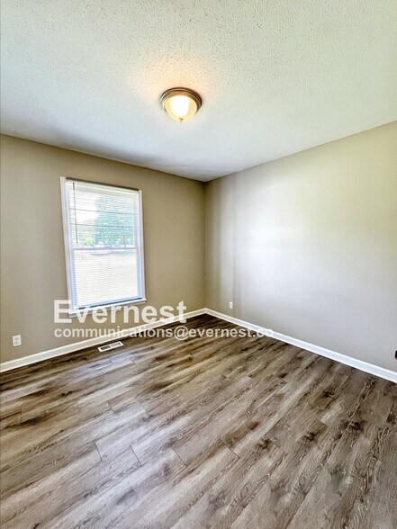 Building Photo - 1300 Chucker Dr