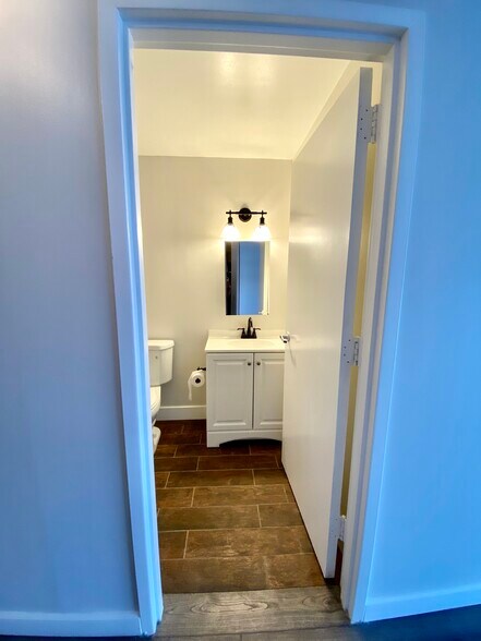 Bathroom 2 - 1122 N Clark St