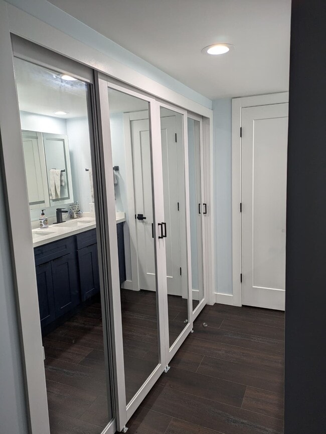 Building Photo - 4727 W Lake Sammamish Pkwy SE